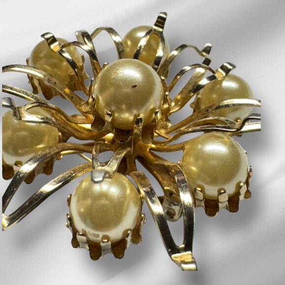Vintage Coro Gold Tone Brooch Cream Colour Faux Pearls Floral - Picture 5 of 6